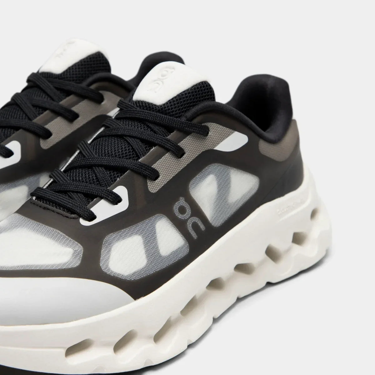 Cloudtilt Remix Black / Ivory